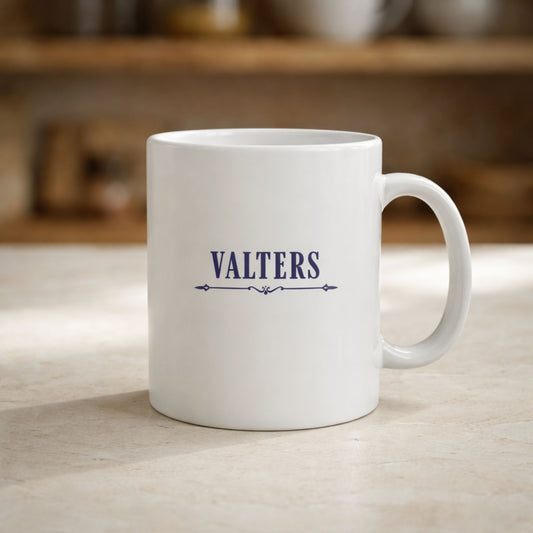 Balta keramikas krūze ar personalizētu vārdu "Valters" uz silta virtuves fona