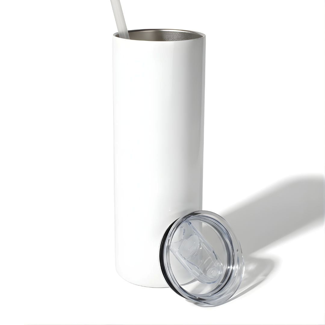 Minimālistiska, balta 20oz termokrūze no nerūsējošā tērauda uz balta fona, blakus novietots caurspīdīgs vāciņš un iekšpusē redzams salmiņš; reālistiskas ēnas no kreisās puses.