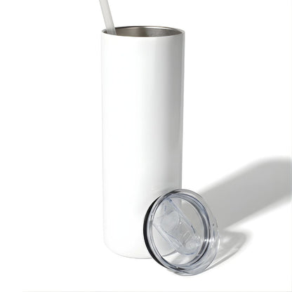 Minimālistiska, balta 20oz termokrūze no nerūsējošā tērauda uz balta fona, blakus novietots caurspīdīgs vāciņš un iekšpusē redzams salmiņš; reālistiskas ēnas no kreisās puses.