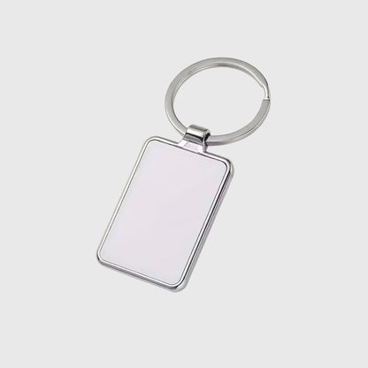 Sudraba krāsas metāla piekariņš ar personalizācijas iespējām.