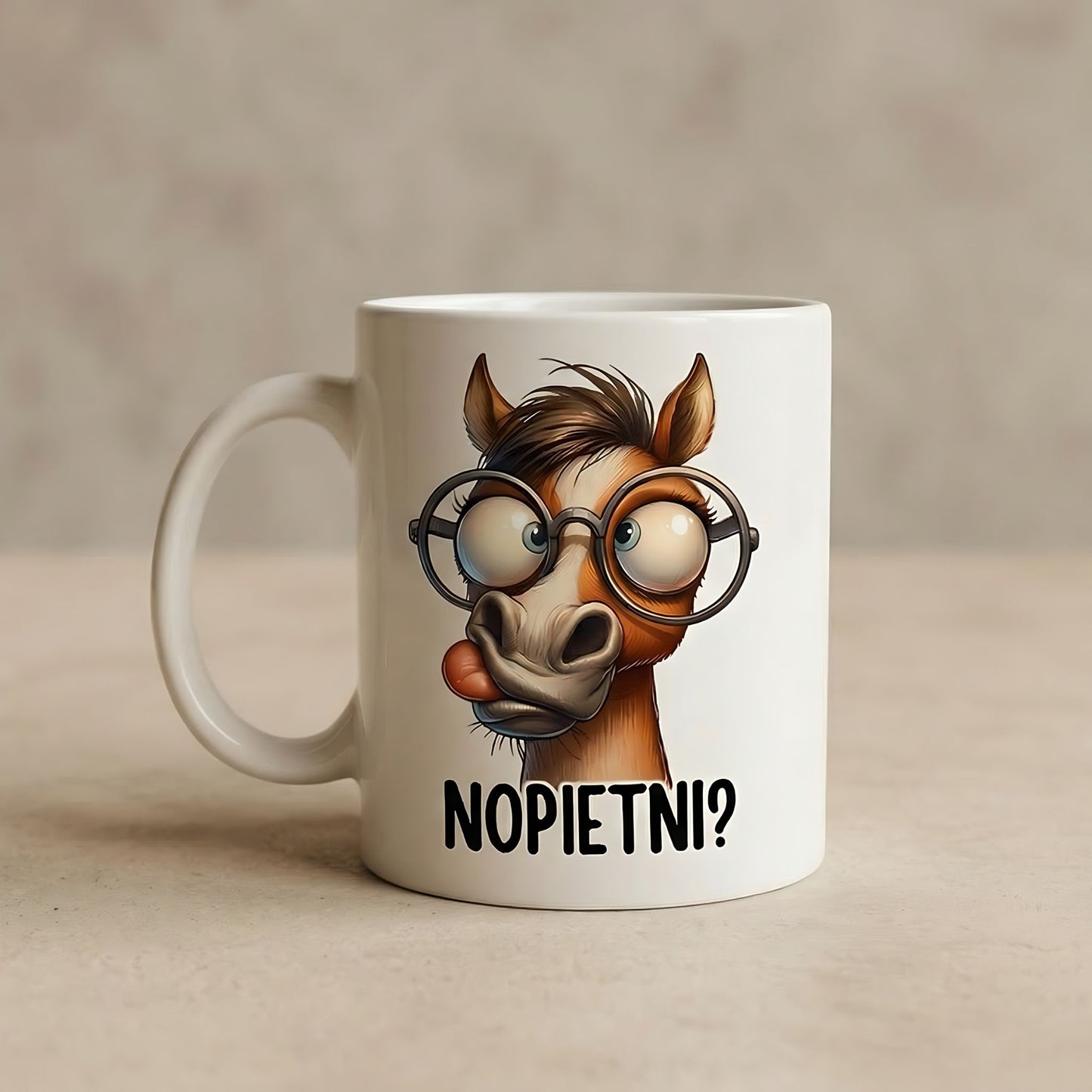 baltā keramikas krūze ar asprātīgo zirga ilustrāciju un uzrakstu "NOPIETNI?"