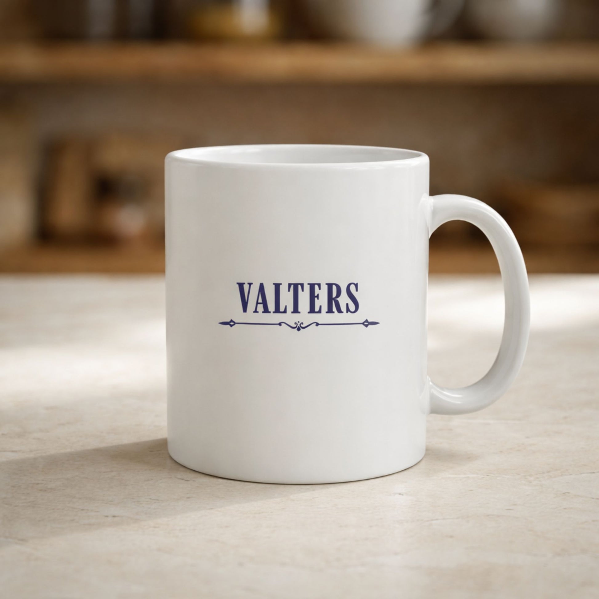 Balta keramikas krūze ar personalizētu vārdu "Valters" uz silta virtuves fona