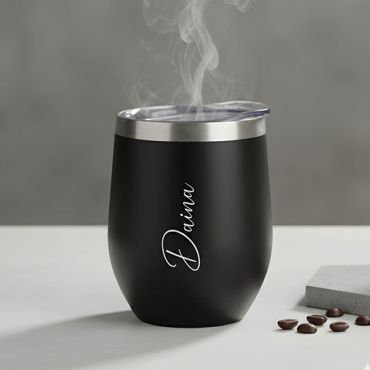 Melna termokrūze ar vārda gravējumu. Minimālisms un elegance.