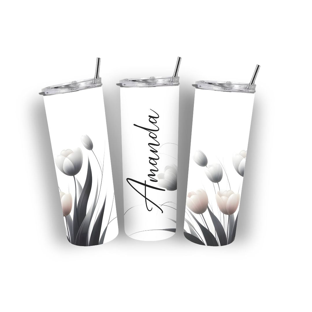 Trīs baltas 20oz termokrūzes ar minimālistisku tulpju zīmējumu pelēkos un rozā toņos, vidējā krūze personalizēta ar vārdu "Amanda" elegantā kaligrāfijas rakstā.