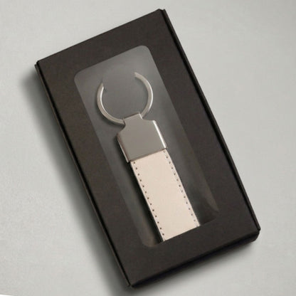 Personalizēts atslēgu piekariņš melnā dāvanu kastītē ar lodziņu.