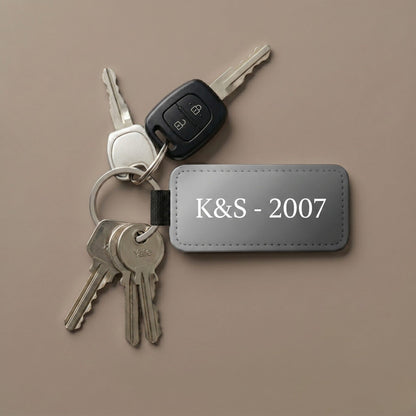 Personalizēts sublimācijas atslēgu piekariņš ar tekstu 'K&S - 2007' un pie automašīnas un mājas atslēgām