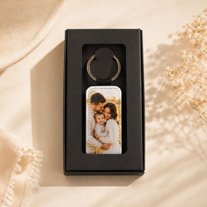 Personalizēts foto atslēgu piekariņš melnā dāvanu iepakojumā