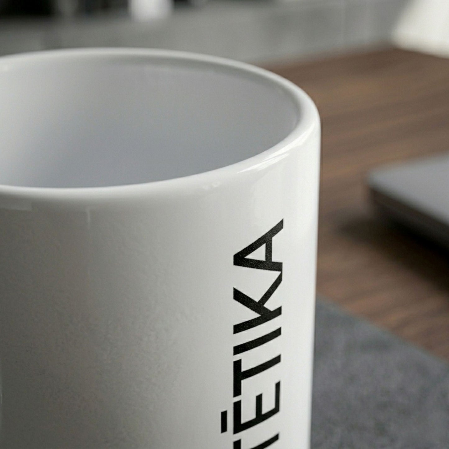 Tuvplāns baltai krūzei ar kvalitatīvu, asu melnu uzdruku ESTĒTIKA, uzsverot produkta kvalitāti.