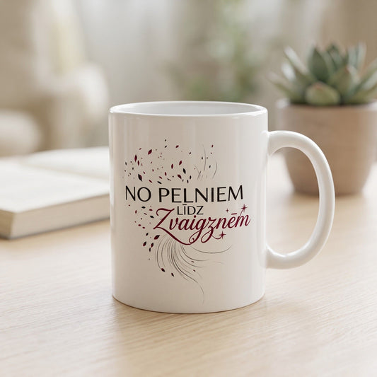 Keramikas krūze ar iedvesmojošu tekstu No pelniem līdz zvaigznēm minimālisma stilā.