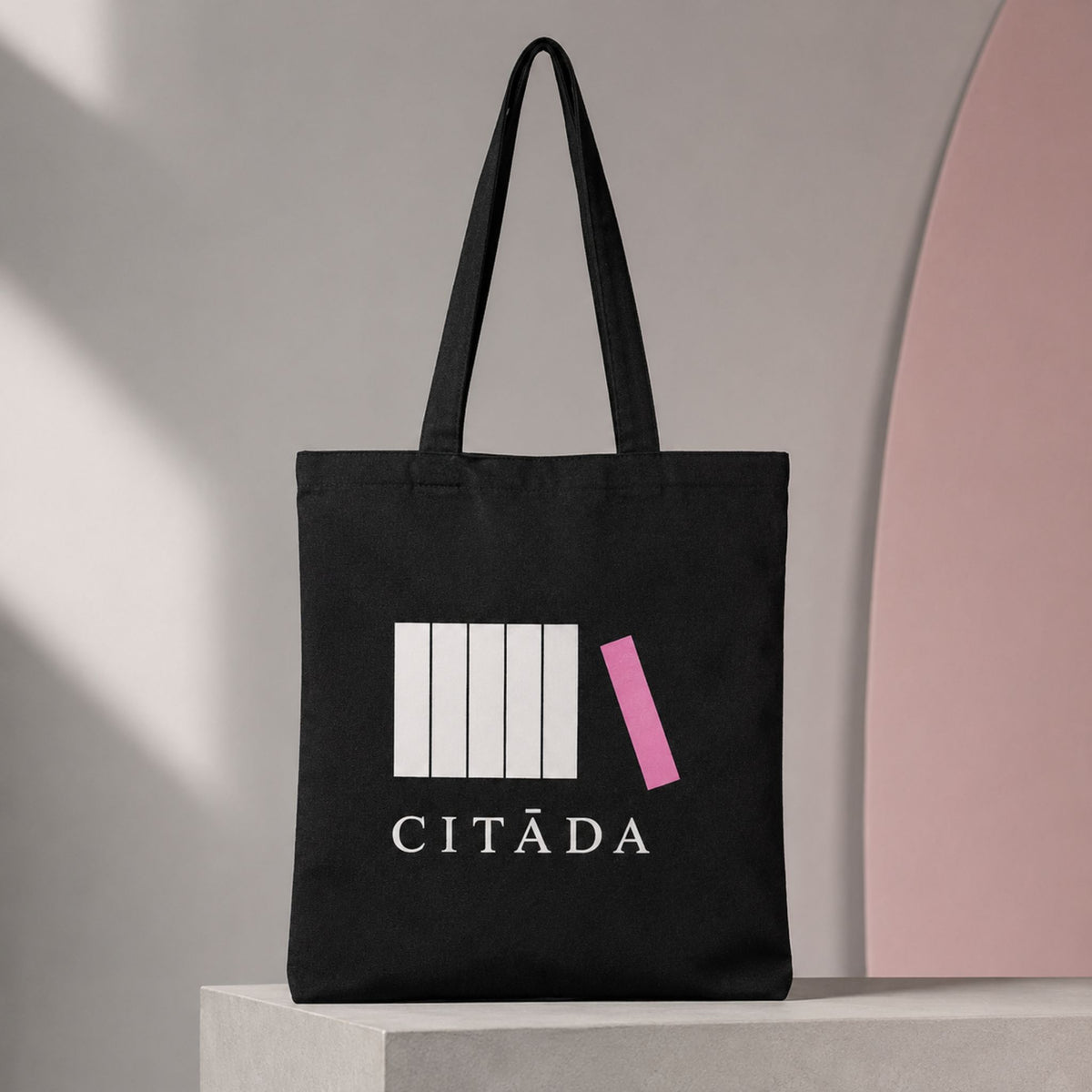 Melna kanvas soma “Citāda” ar baltu piecu joslu un slīpu rozā apdruku