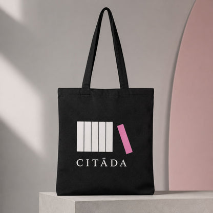 Melna kanvas soma “Citāda” ar baltu piecu joslu un slīpu rozā apdruku