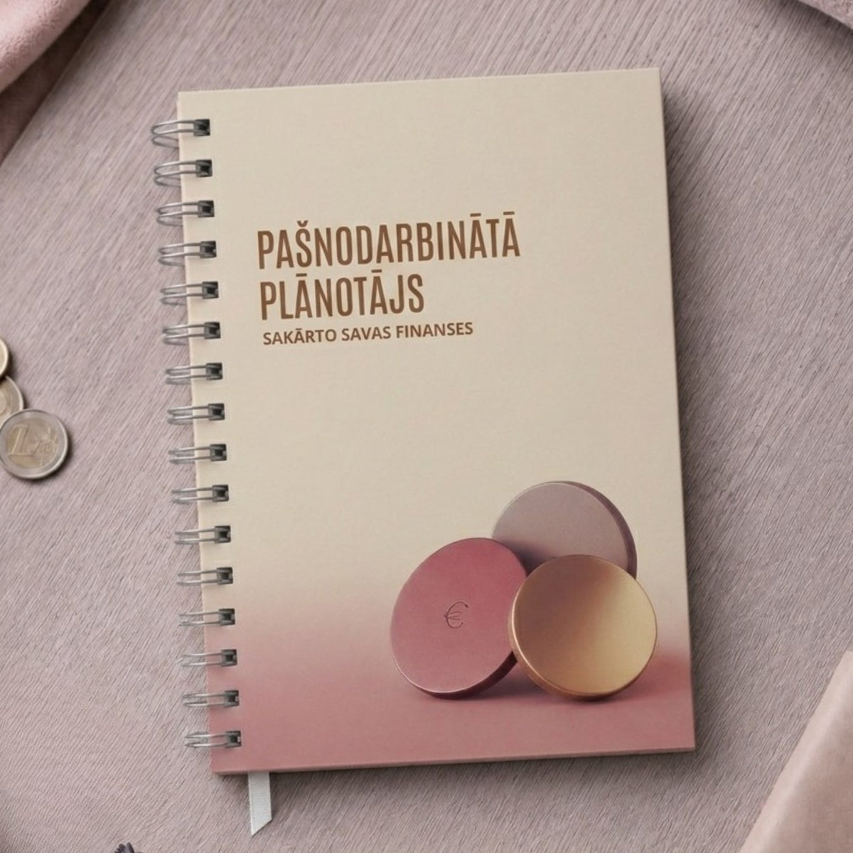 Bēšīgi rozīgs A5 pašnodarbinātā plānotājs ar cietiem vākiem un monētu dizainu