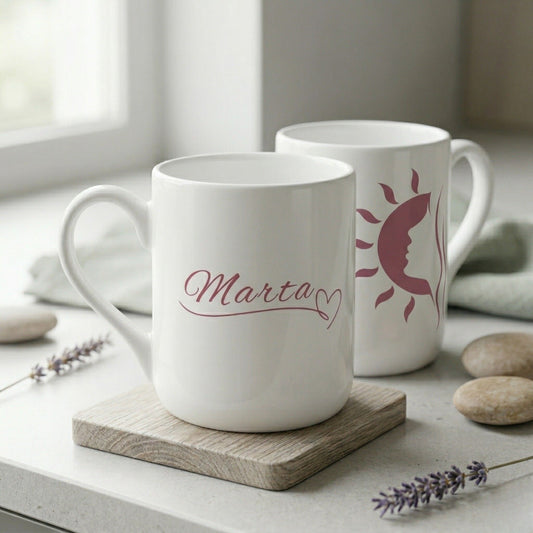 Divpusējas dizaina keramikas krūzes komplekts ar personalizētu vārdu "Marta" un grafisku saules siluetu uz rīta kafijas galda.