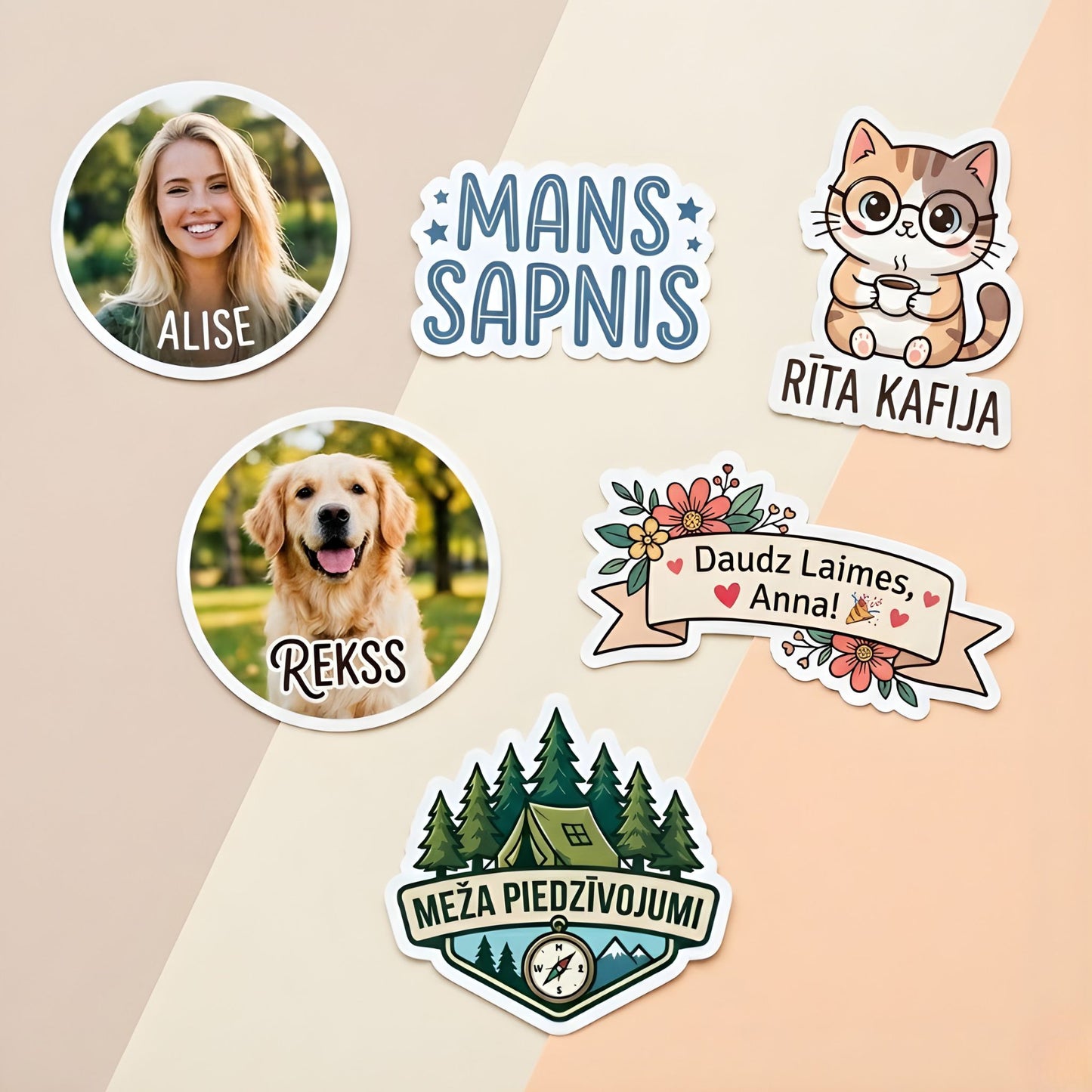Sešu personalizētu uzlīmju kolekcija uz maigi bēšīga, minimālistiska fona. Attēlā redzama kvadrātveida fotouzlime ar vīrieti, sešstūra uzlīme ar melnu suni, ilustrēta lapsa ar otu, bākas simbols ar tekstu "JŪRAS CEĻOJUMI", uzlīme ar uzrakstu "PIEVIENO KRĀSAS" un ziedu vija ar sveicienu. Visām uzlīmēm ir izteikta balta kontūra jeb offset maliņa.